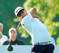 　第１ラウンド、３番でティーショットを放つ久常涼