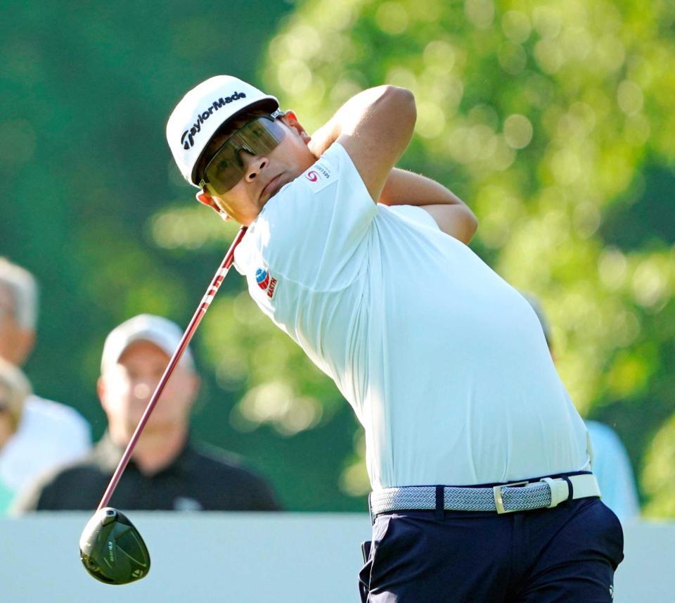 　第１ラウンド、３番でティーショットを放つ久常涼