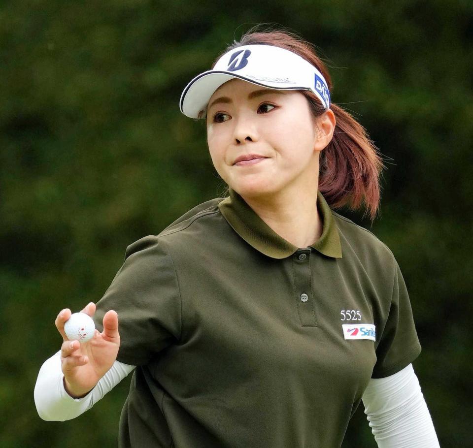 　６番でバーディーを奪い声援に応える堀奈津佳