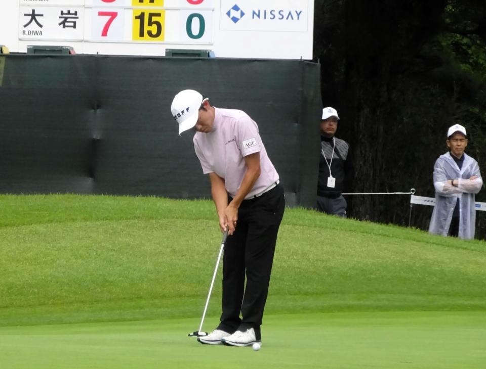 　１８番でバーディーフィニッシュの浅地洋佑（日野ＧＣ）