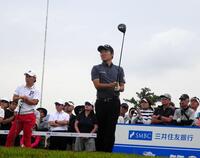 　前半を４アンダーで首位に立った浅地洋佑