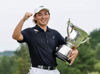 　ツアー初優勝し、トロフィーを手にガッツポーズの金子駆大