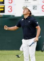 　通算１５アンダーでツアー初優勝を決め、ガッツポーズの金子駆大