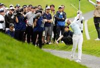 　１７番で第２打を放つ神谷そら