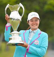 　トロフィーを手に笑顔