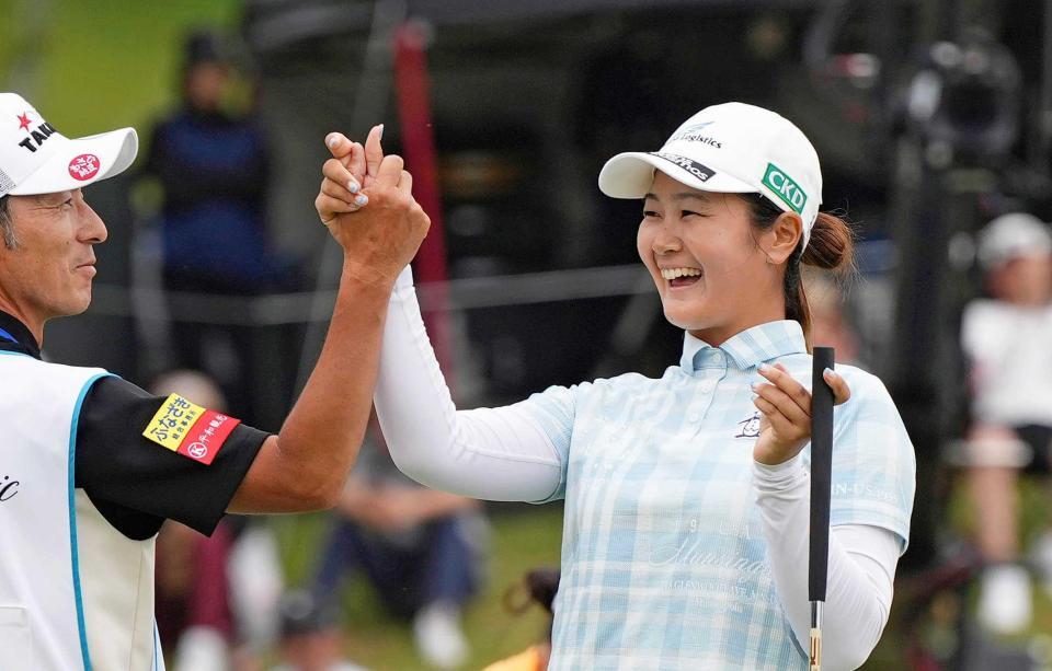 　通算１４アンダーで優勝し喜ぶ神谷そら