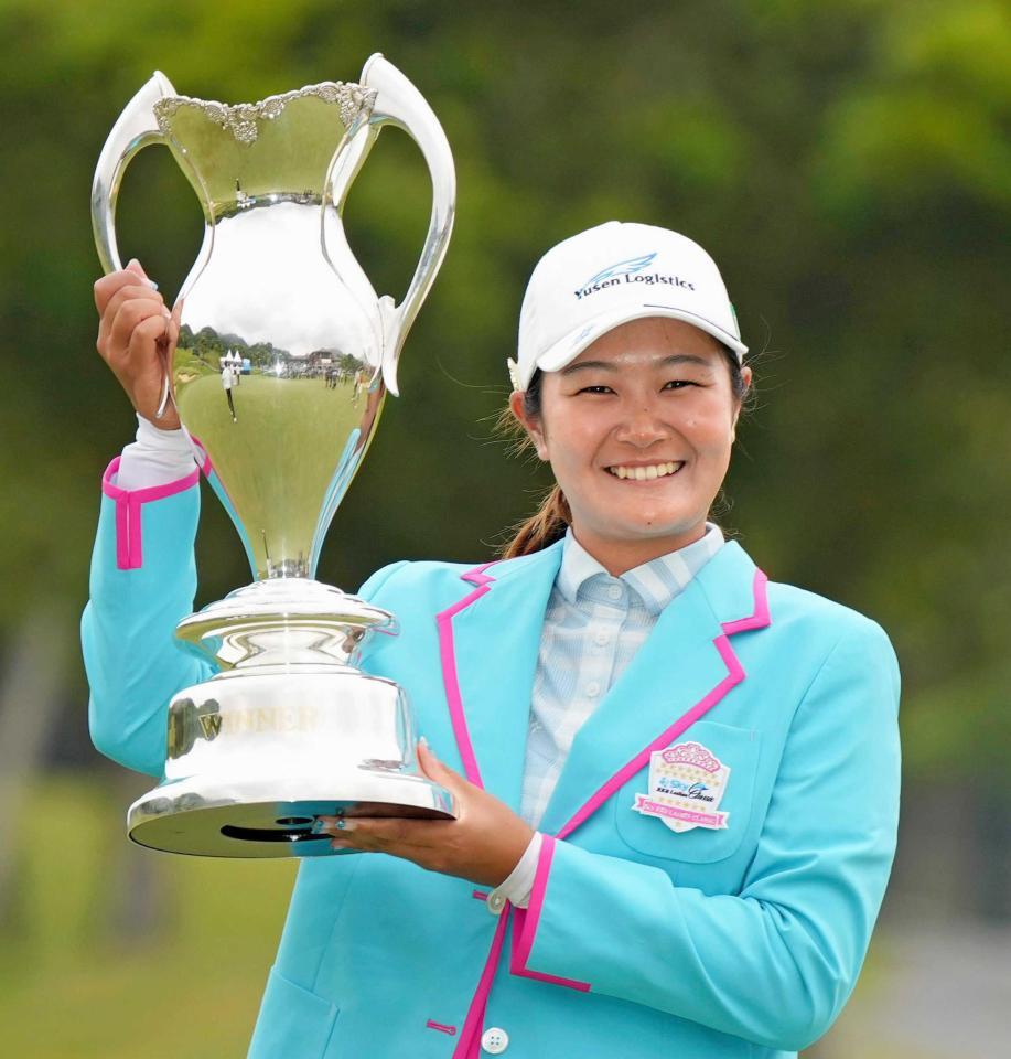 　トロフィーを手に笑顔