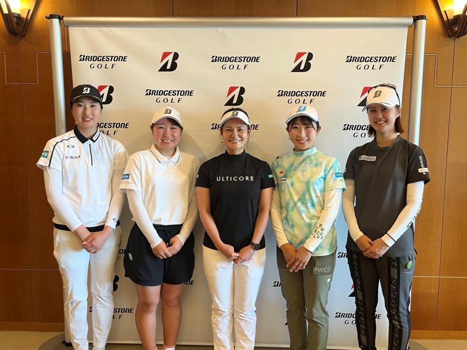 　宮里藍さん（中央）と左から福田萌維、荒木優奈、永嶋花音、與語優奈の若手プロ４選手（大会提供）