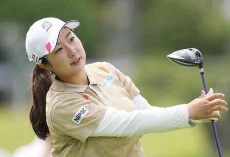 　打球を見つめる阿部未悠