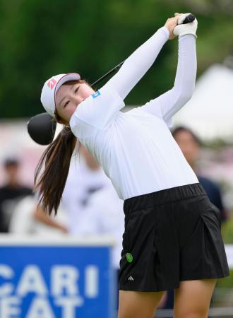 　第１日、１０番でティーショットを放つ荒木優奈。６アンダーで首位＝中京ＧＣ石野