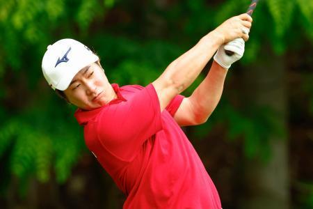　第１日、１１番でティーショットを放つ杉浦悠太。８アンダーで首位＝三甲ＧＣ谷汲