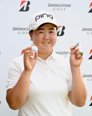 　第１日、４番でホールインワンを達成し、ホールアウト後に記念写真に納まるアマチュアの中嶋月葉＝中京ＧＣ石野