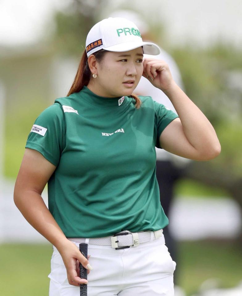 　練習場で調整する小林夢果