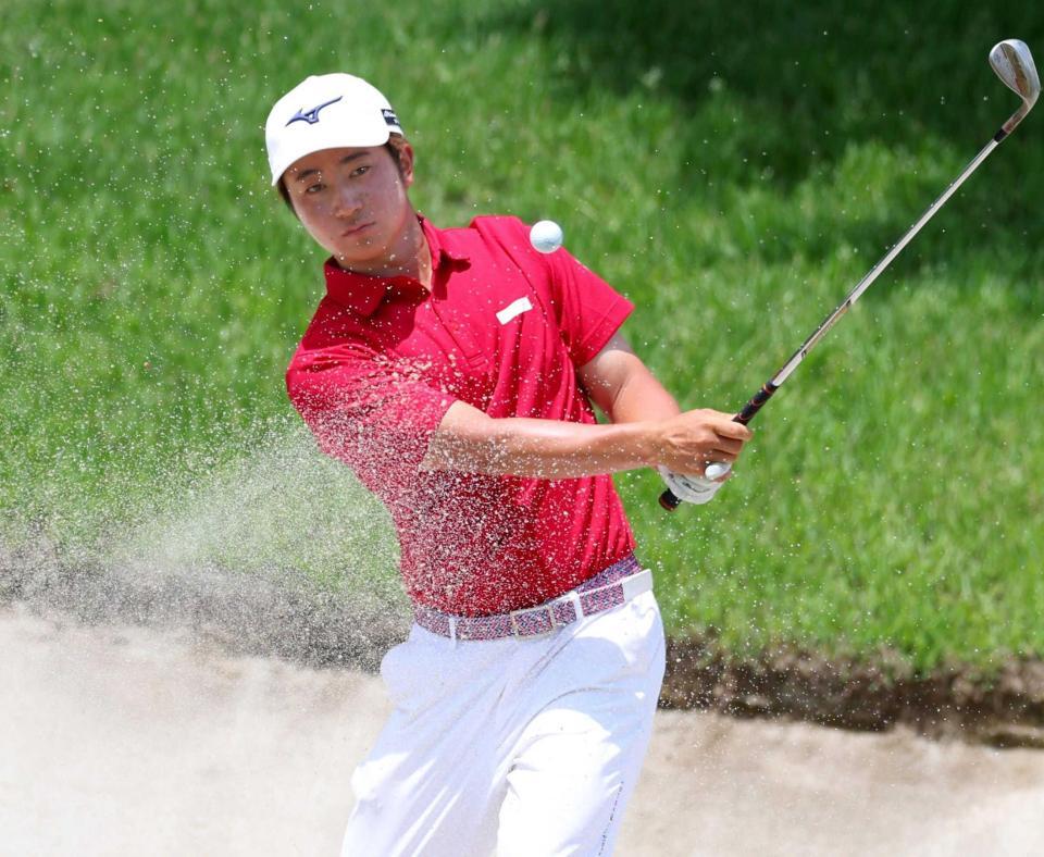 　９番でバンカーショットを放つ杉浦悠太