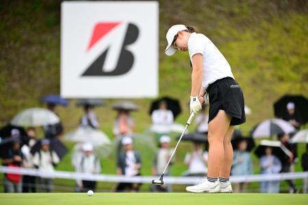 　ブリヂストン・レディース第３日、１８番グリーンでパットを放つ荒木優奈＝２４日、愛知県中京ＧＣ石野（ゲッティ＝共同）