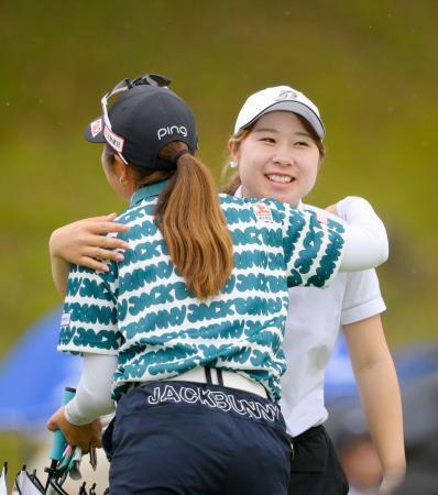 　第３日、ホールアウトし抱き合う荒木優奈（右）と佐久間朱莉。共に通算１６アンダーで首位＝中京ＧＣ石野