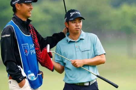 　第３日、雨の中ラウンドする生源寺龍憲。通算１２アンダーで首位＝三甲ＧＣ谷汲