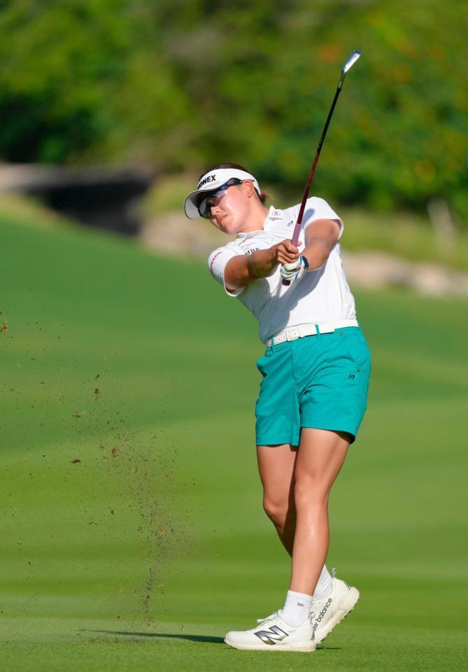 　第１ラウンド、４アンダーで首位の岩井千怜＝エルカマレオンＧＣ（共同）