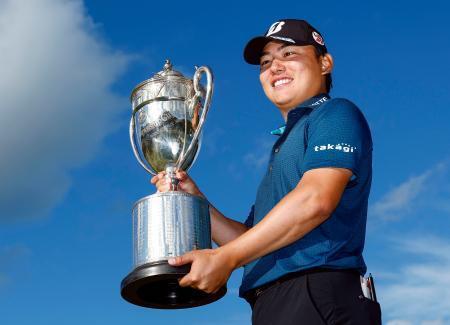 　プレーオフを制してツアー初優勝を挙げ、トロフィーを掲げる清水大成＝三甲ＧＣ谷汲