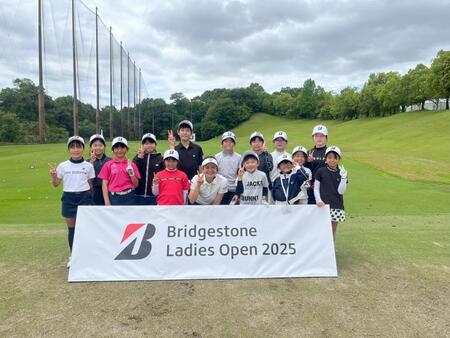 　ジュニアと記念撮影する宮里藍さん（前列中央、大会提供）