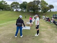 　レッスン会でジュニアを指導する宮里藍さん（手前右、大会提供）