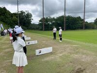 　レッスン会でジュニアを指導する宮里藍さん（右、大会提供）