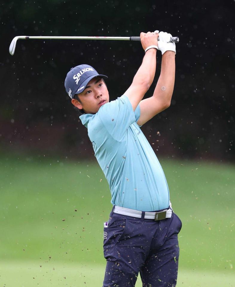 　２番、第２打を放つ生源寺龍憲（撮影・伊藤遼）