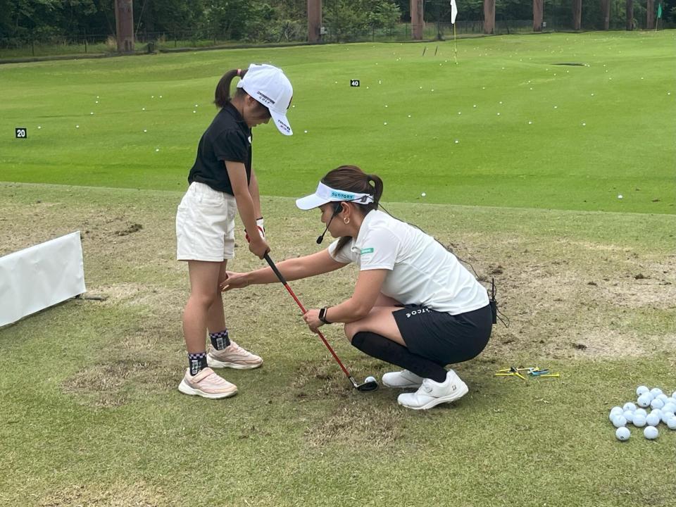　レッスン会でジュニアを指導する宮里藍さん（右、大会提供）