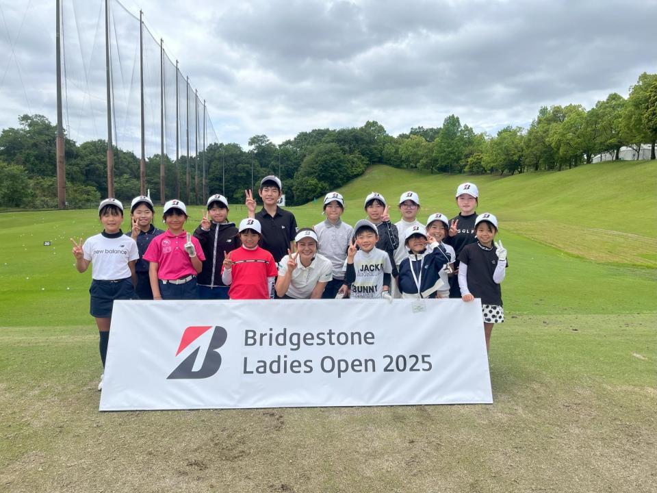 　ジュニアと記念撮影する宮里藍さん（前列中央、大会提供）