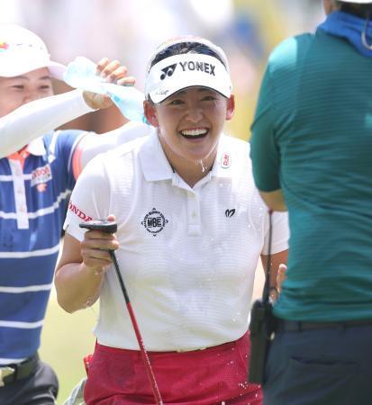 　米女子ゴルフのリビエラマヤ・オープンで優勝し、笑顔の岩井千怜＝２５日、エルカマレオンＧＣ（ゲッティ＝共同）