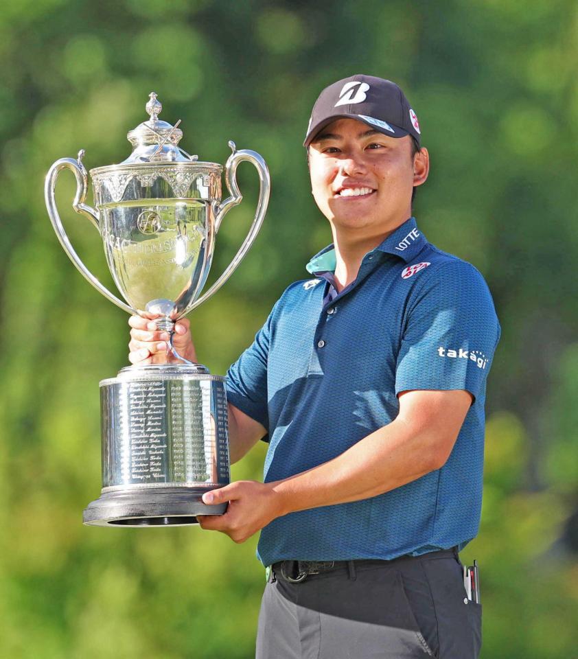 　日本プロゴルフ選手権を制し、優勝カップを掲げる清水大成