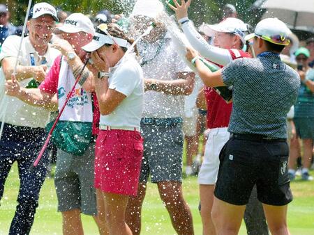 岩井千怜　米ツアー１勝　１打差逆転！圧倒６打差　シャンパン美酒ぬれで歓喜「こんな早く優勝できるとは」