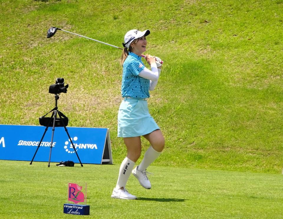 　笑顔でプロアマ戦参加の都麗華