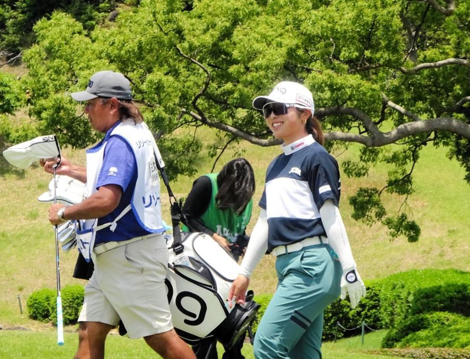 　プロアマ戦で笑顔を見せる佐久間朱莉