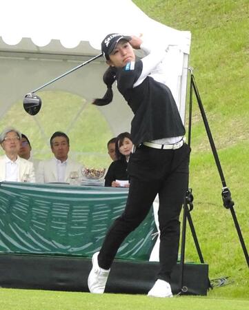 青木瀬令奈と中村心がともに６７でホールアウト