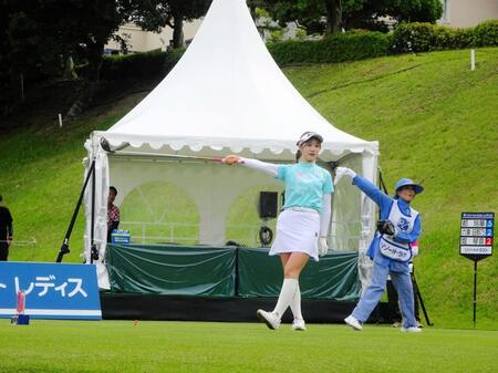 １番ティーショットを右に打ち出した都玲華