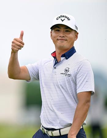 　第２日、７番でバーディーを決め、笑顔を見せる伴真太郎。通算１１アンダーで首位＝ＪＦＥ瀬戸内海ＧＣ