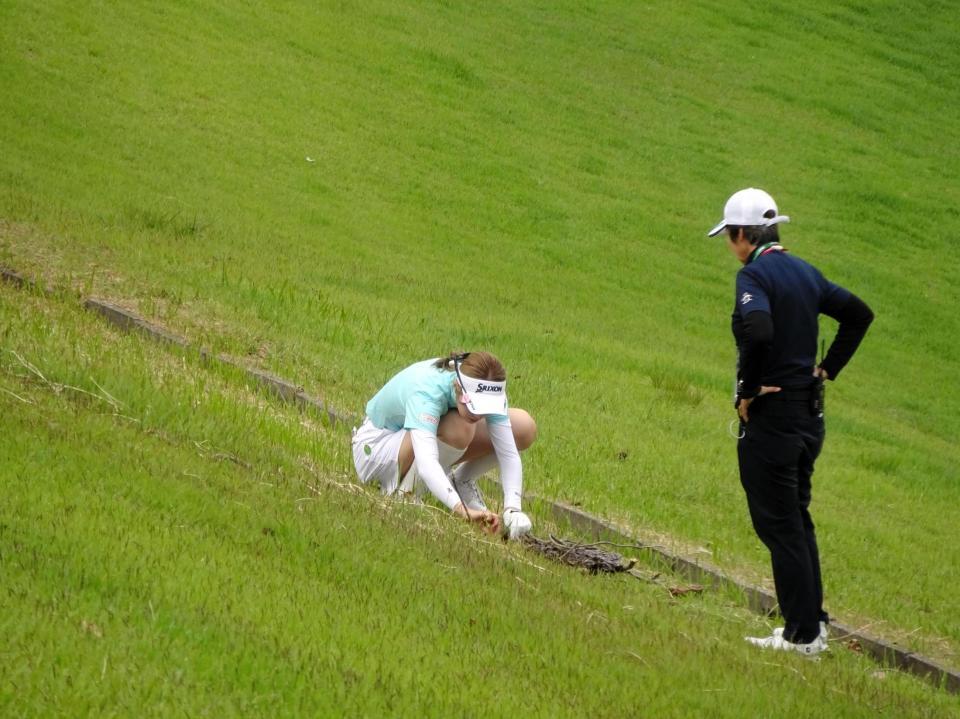 　１番フェアウエー右の谷に落ちた球を処理する都玲華