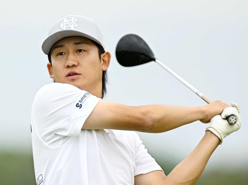 　通算１０アンダーで２位の芹沢慈眼