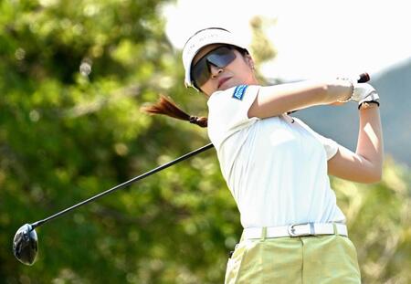 　通算８アンダーで首位の三ケ島かな