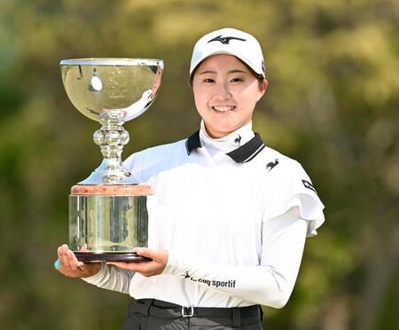 　通算７アンダーで初優勝を果たした稲垣那奈子