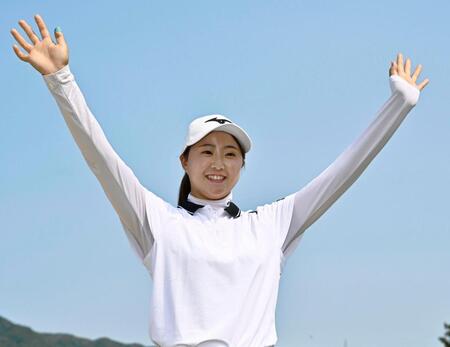 　通算７アンダーで初優勝し、笑顔でポーズをとる稲垣那奈子
