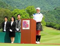 　優勝あいさつをする稲垣那奈子