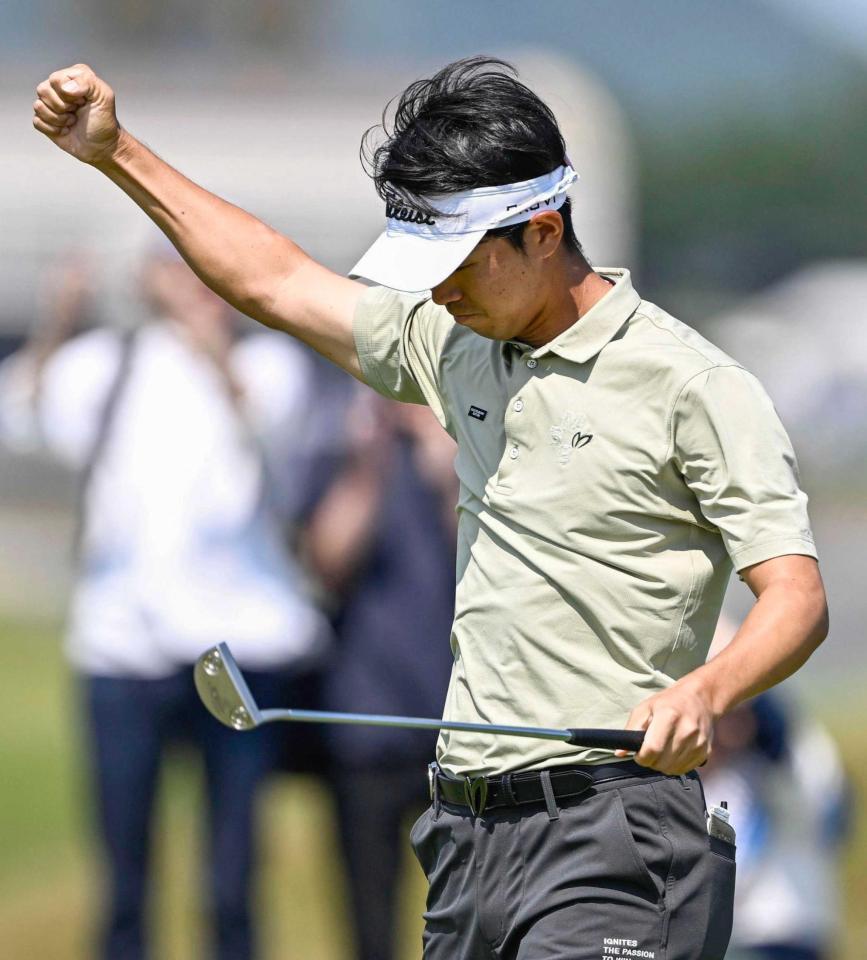 　１６番でバーディーパットを決めガッツポーズする阿久津未来也