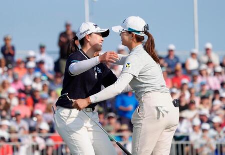　最終ラウンド、ホールアウトし健闘をたたえ合う竹田麗央（左）と渋野日向子（共同）