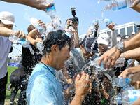 　ツアー初優勝を果たし、手荒い祝福を受ける阿久津未来也