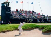 　最終ラウンド、９番でバンカーショットを放つ渋野日向子。通算３アンダーで７位（共同）