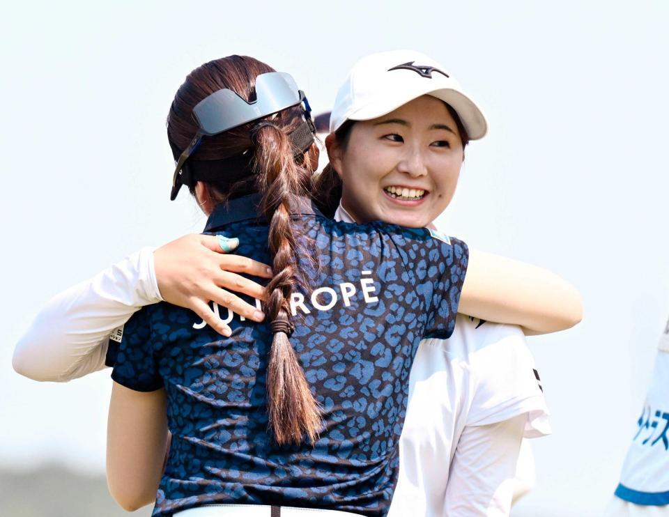 　初優勝を果たし、同組の選手に祝福される稲垣那奈子