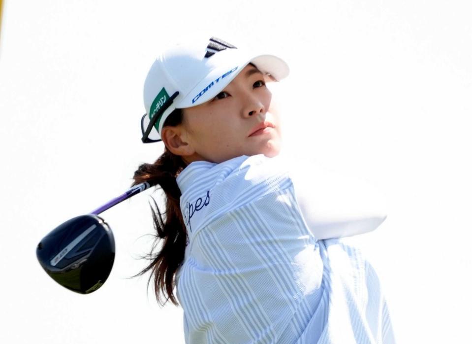 　１０番でティーショットを放つ渋野日向子（共同）