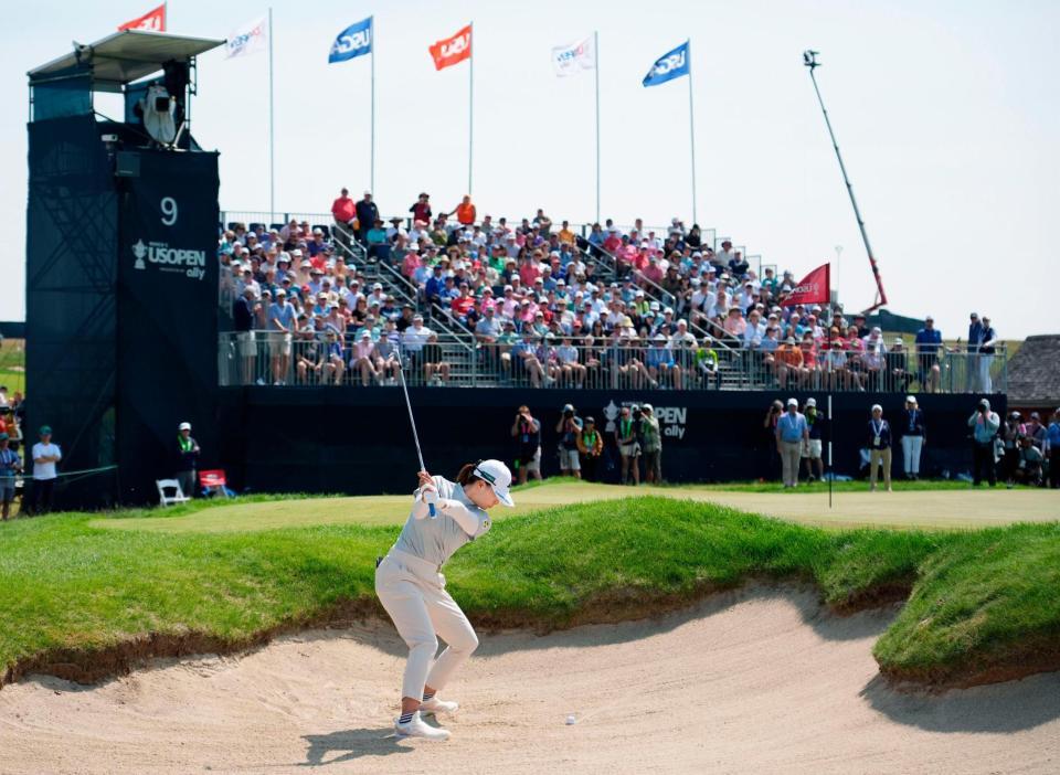 　最終ラウンド、９番でバンカーショットを放つ渋野日向子。通算３アンダーで７位（共同）